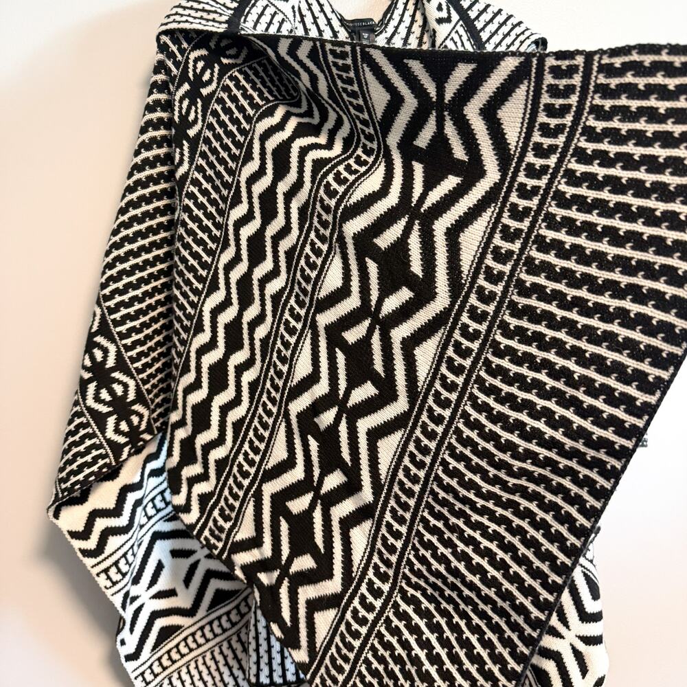 White House Black Market Boho Geo Hooded Knit Poncho Black White Size XSP/SP - Picture 5 of 11